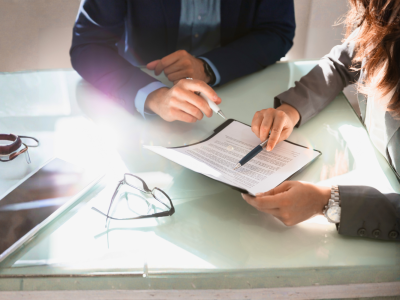 kontrakter-jura-samarbejdspartner-dokumenter-samtale-hrm-nordic-com