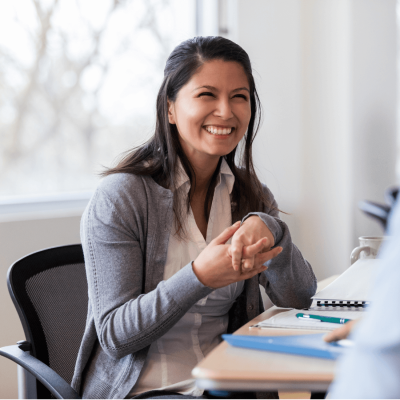 ny-medarbejder-starter i job-kvinde-glad-hrm-nordic ny-medarbejder-starter i job-kvinde-glad-hrm-nordic