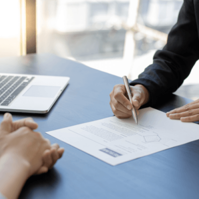 underskriver-en-kontrakt-rekruttering-hrm-nordic-services-hrm-nordic-com-k