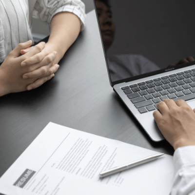 underskriver-kontrakt-computerrekruttering-hrm-nordic-com-k