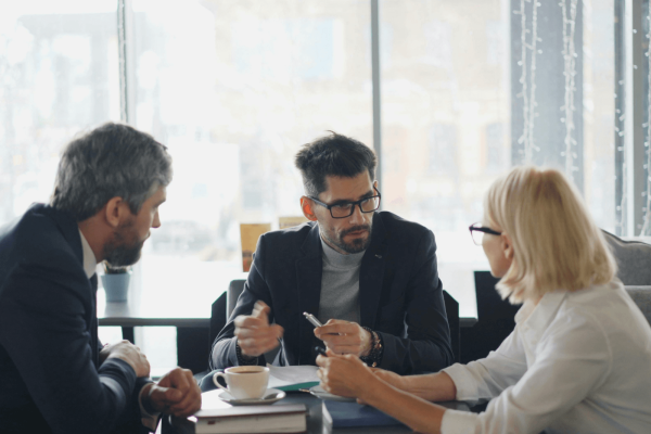 virksomhedsmedarbejder-taler-om-bogføring-moede-vi-hjaelper-hrm-nordic-com